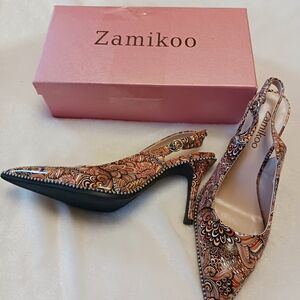 Make A Statement! 3.5" Slingback Patent Leather Pumps. Beautiful Brown Paisley